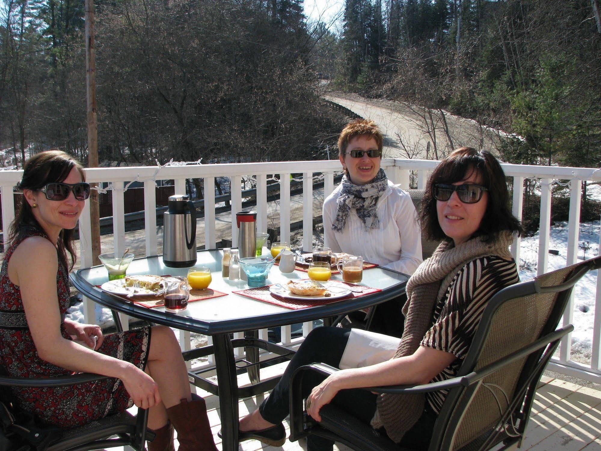 Auberge De Mon Petit Chum B&B เวคฟีลด์ ภายนอก รูปภาพ